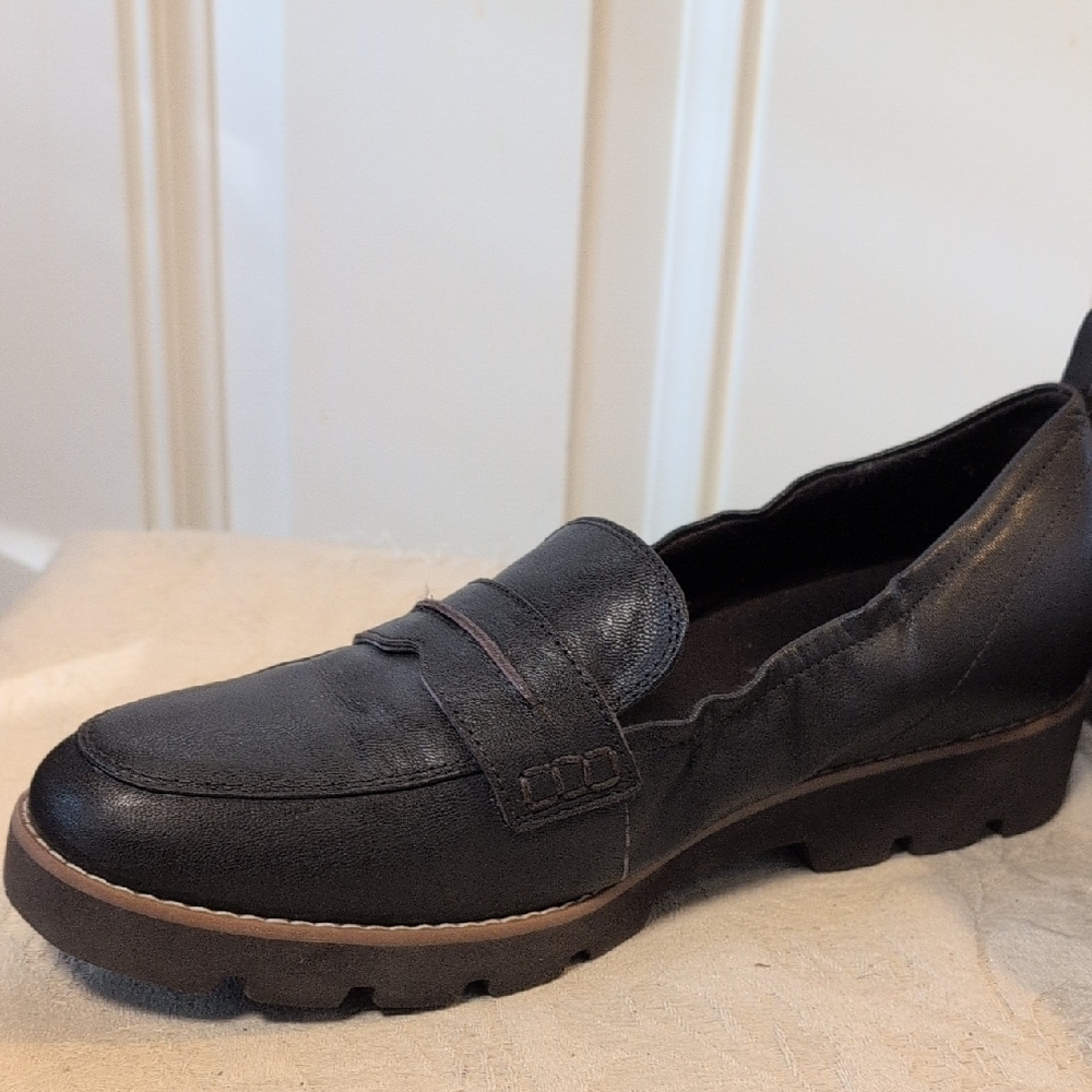 Vionic Women’s Classic Brown Loafers. - Picture 4 of 10